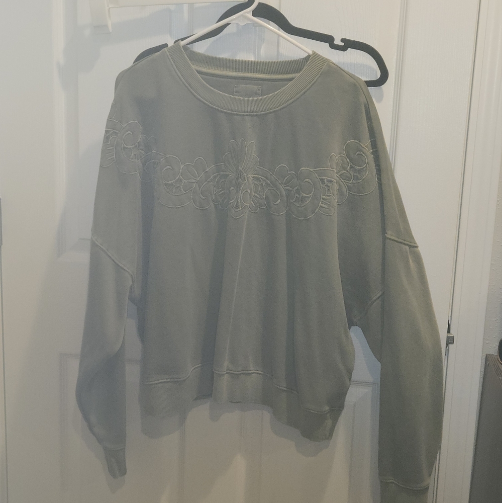 LIKE NEW AE SWEATER